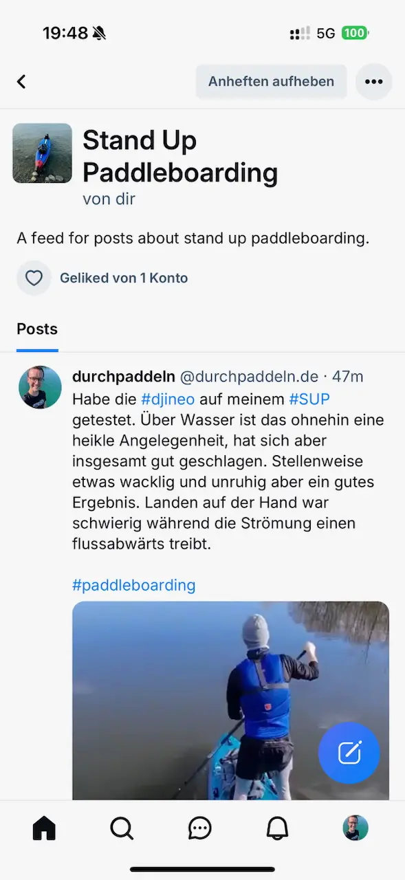 Screenshot der Bluesky-App mit dem Feed "Stand Up Paddleboarding". Oben steht der Titel des Feeds mit einem Profilbild, das einen Paddler auf einem SUP zeigt. Darunter ein Beitrag von @durchpaddeln.de, der seine Erfahrungen mit der Kamera "djineo" beim Stand-Up-Paddeln beschreibt. Der Beitrag enthält Text und ein Foto eines Paddlers auf einem ruhigen Fluss. Oben rechts sind Symbole für Netzwerkeinstellungen und Akkustand sichtbar.