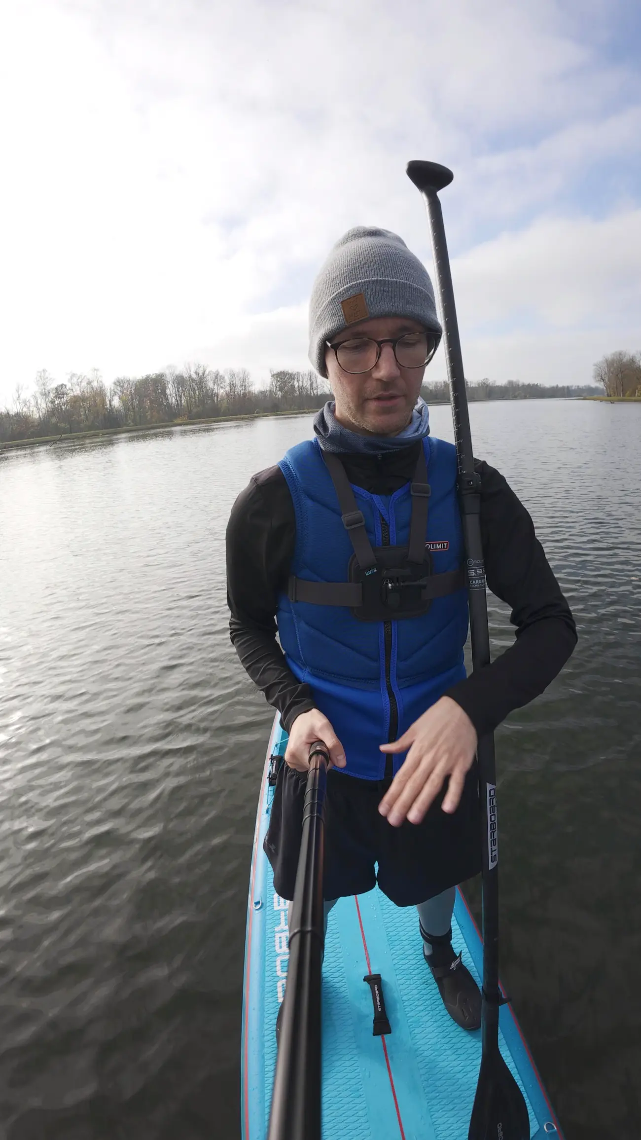 Selfie, das den Autor von "durchpaddeln" auf dem SUP Board im Herbst zeigt